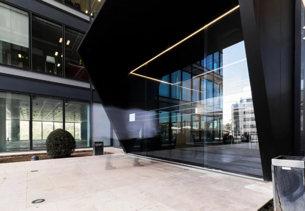 О безопасности и экологичности здания свидетельствует сертификат BREEAM, кроме того, отвечающий за энергоэффективность, отсутствие вредных выбросов в атмосферу, экономию водных ресурсов, чистоту используемых материалов.