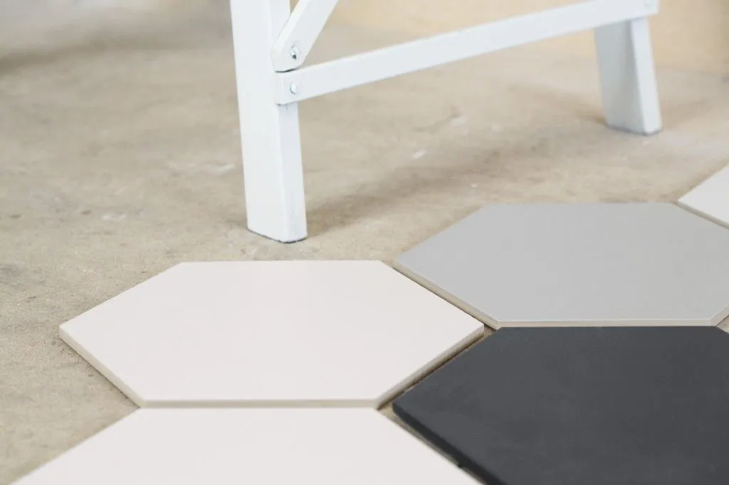 Керамические шестигранники также очень прочны и износостойки, отлично переносят постоянный контакт с влажной средой, температурные перепады и пр.