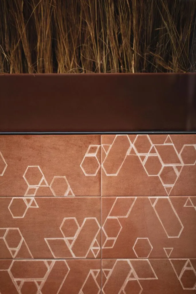 Декоративная плитка из коллекции Kent (VIVES) формата 20х50 см