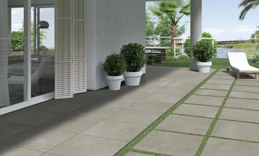 На фото серая плитка Mítica 20 мм формата 80x80 см