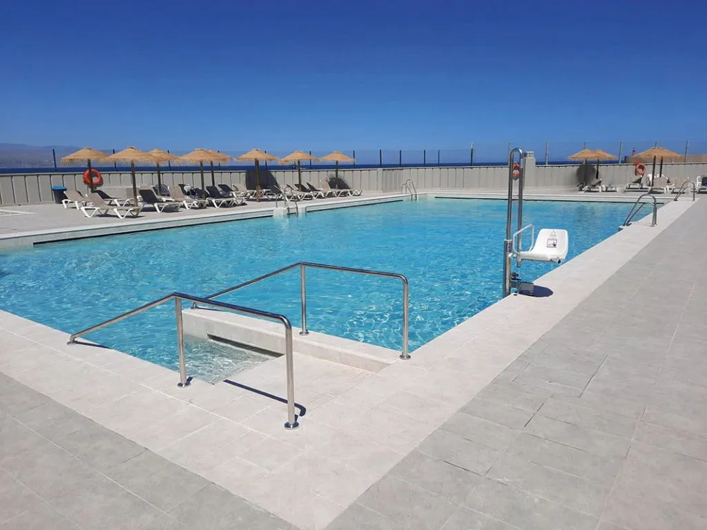 Зона отдыха бассейна безопасна благодаря противоскользящему керамограниту Rocks