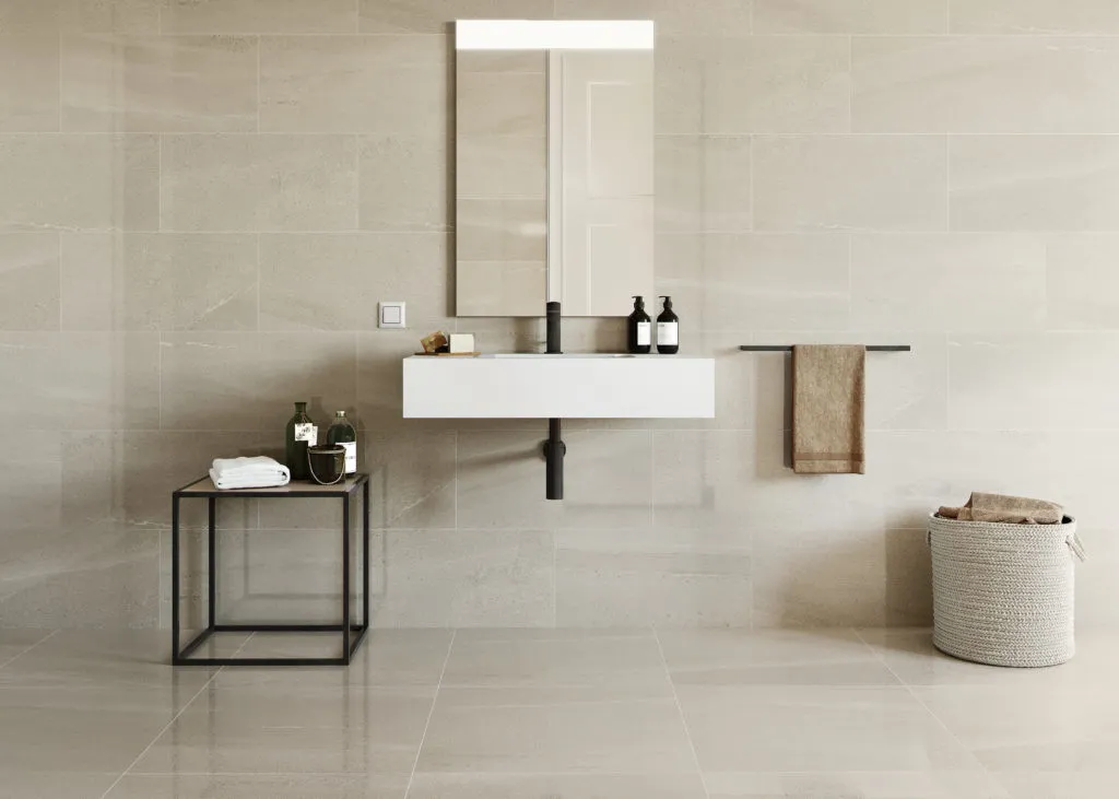 В коллекцию Softstone входят блестящие изделия из белой глины 30x60 см в трех цветах.