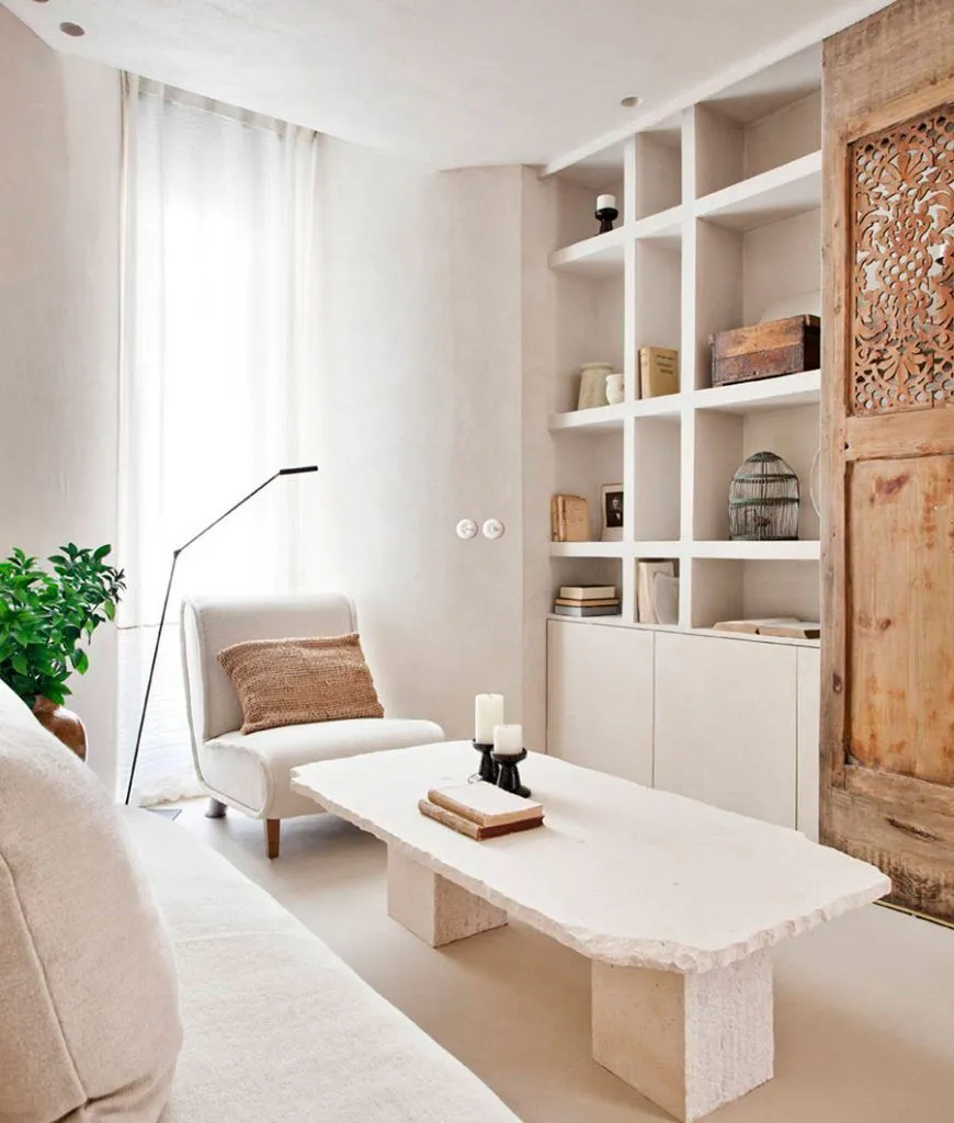 В проекте "Moment" от Querencia Studio сочетание белого микроцемента, покрывающего стены, потолок и пол, с деревянной отделкой и натуральными тканями создало обволакивающую и комфортную атмосферу.