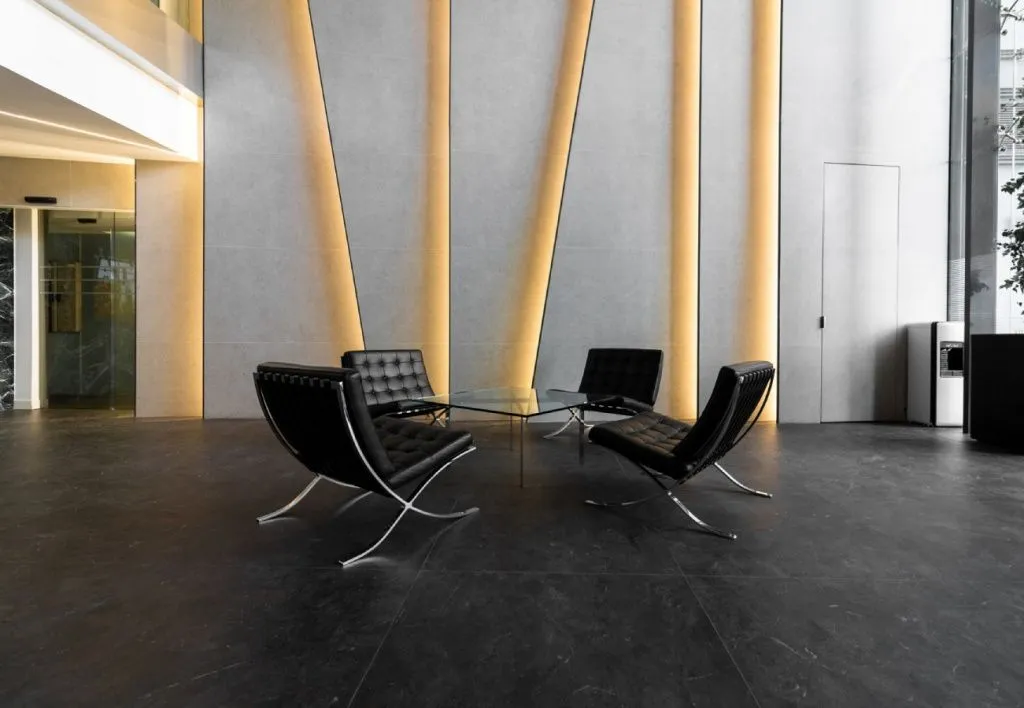 Выполненное в духе современной классики, "Edificio Pórtico" оснащено новейшей системой, позволяющей грамотно распределять избыточную энергию