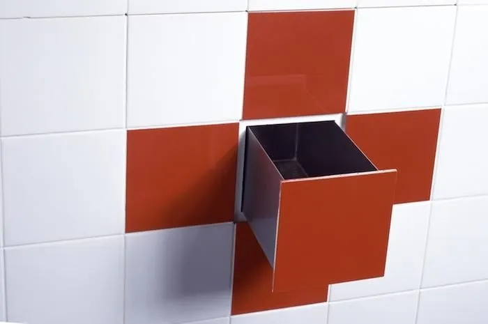 На фото сверху: встроенный ящичек, оформленный в виде части красного креста.