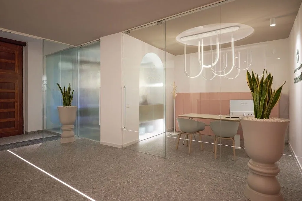 Покрытие Portofino в имитации камня бренда Vives Ceramica (Испания)S, представленное в крупном (80x80 см) формате.