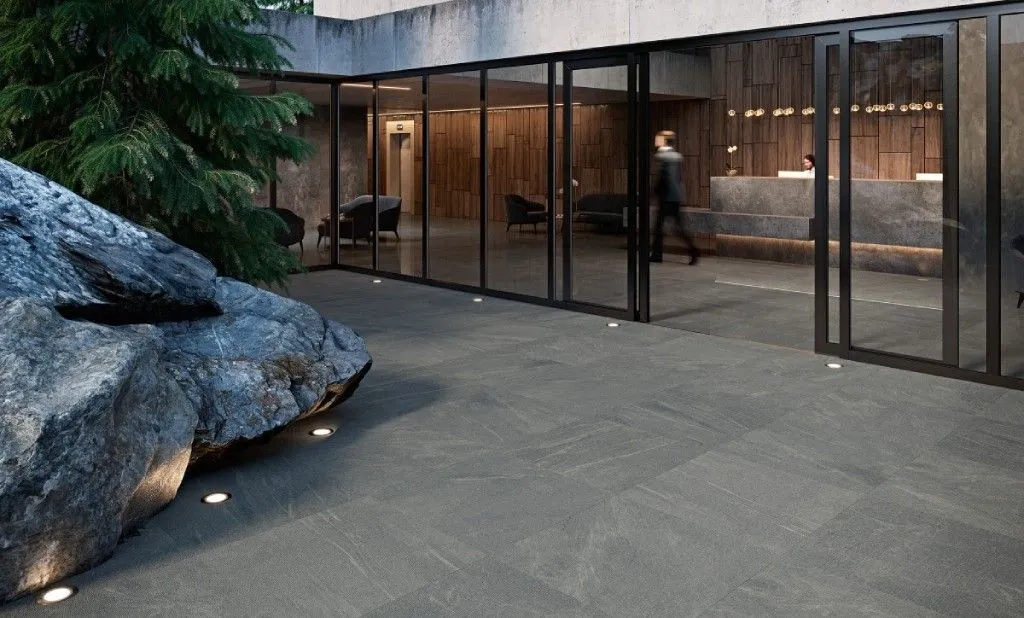 Одна и та же напольная плитка в интерьере и наружной зоне привносит ощущение связности