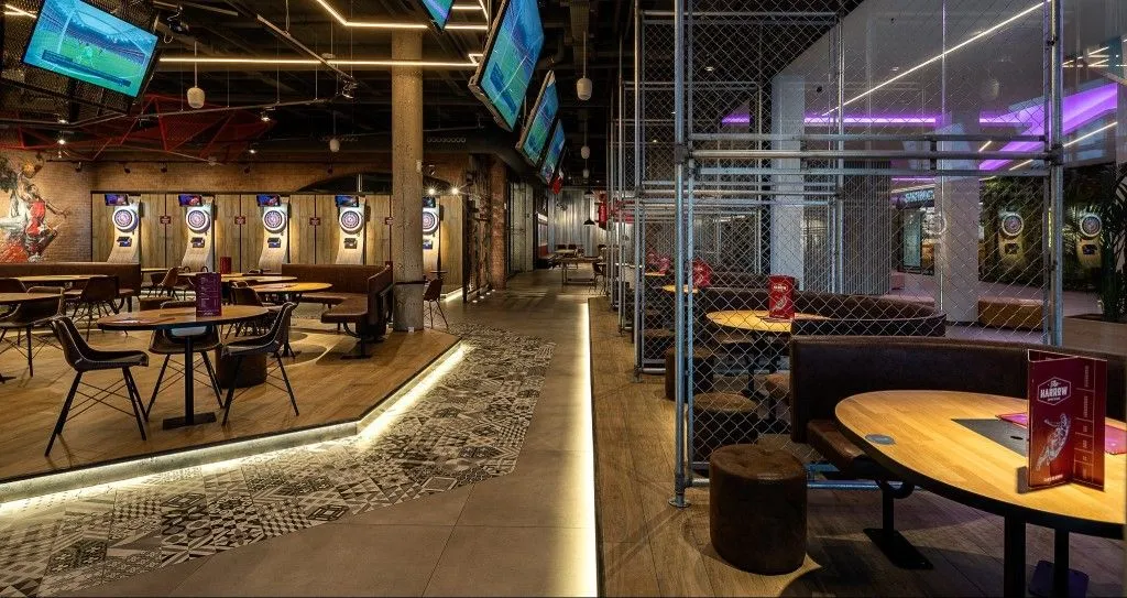 Для отделки пола выбраны модели Make Up серого цвета (100x100 см) в сочетании с гидравлической плиткой (60x60 см) из той же коллекции.