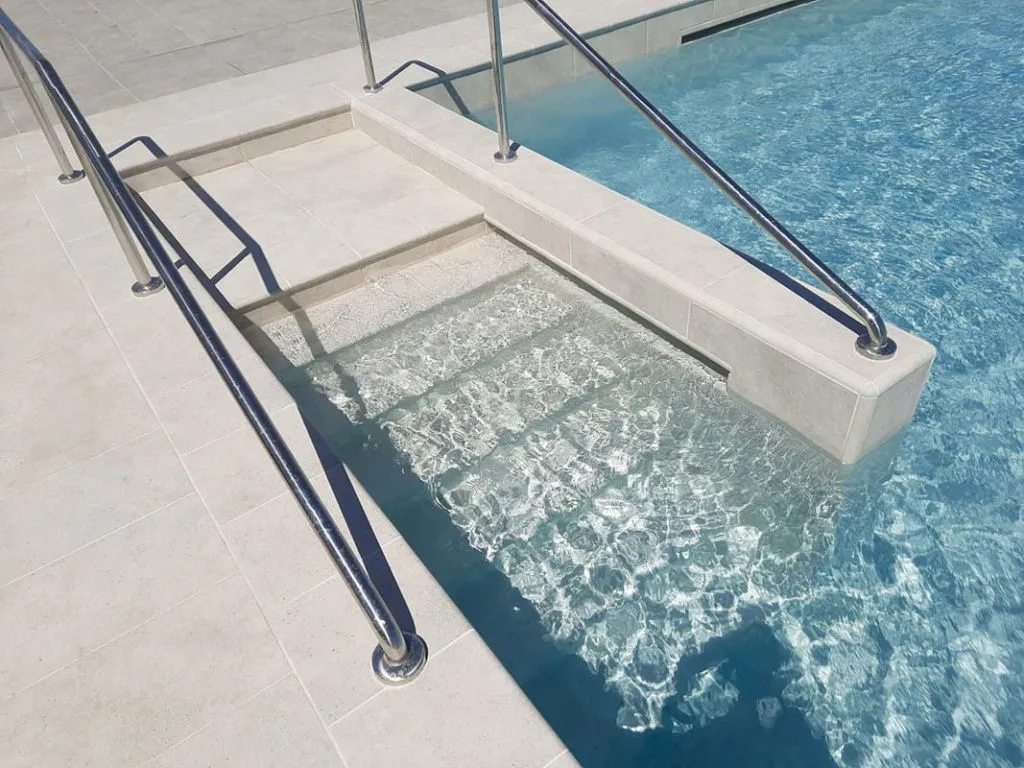 Для лестниц использовались ступени белого цвета из этой же коллекции