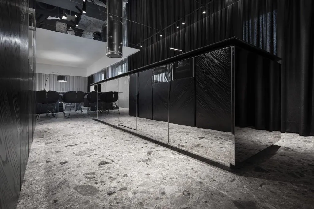 Дизайн "под камень" позволил разбавить строгость геометрии и привнести в отделку динамичности. Дизайн "под камень" позволил разбавить строгость геометрии и привнести в отделку динамичности.