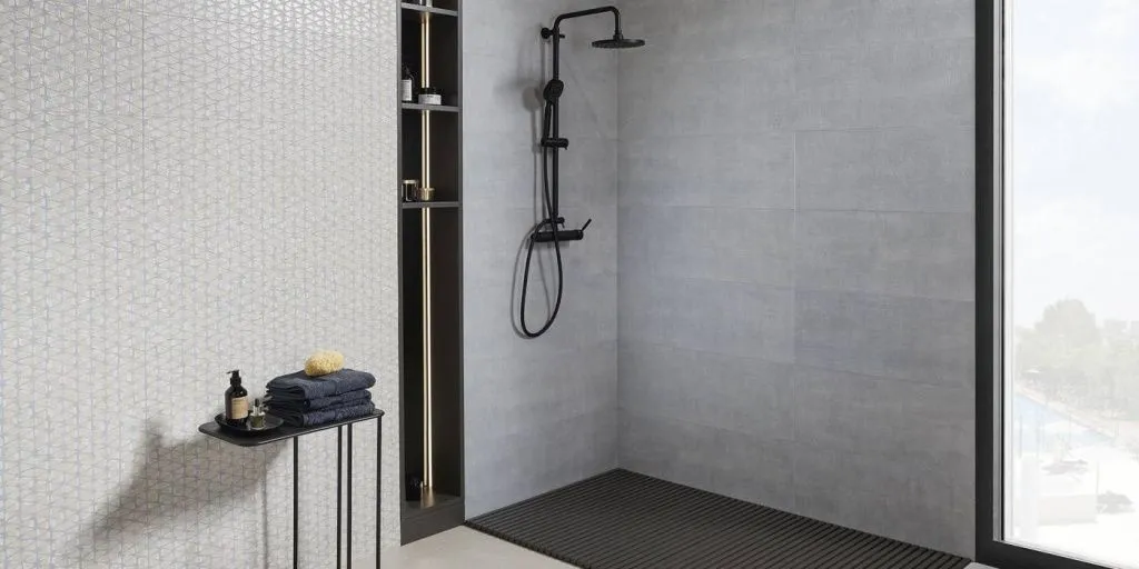 Так, в ванной, облицованной плиткой Ivory серии Tapiz от Keraben, голубой или терракотовый цвет красиво обозначит зону душевой.