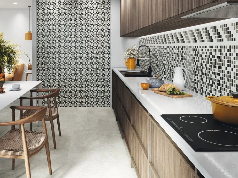 Доступна в двух форматах (20x120 см и 62x120) и 7 комбинациях дизайна, рекомендованных для напольной и настенной отделки, что позволяет создавать сбалансированные пространства в рамках проекта "in&out". Доступна в двух форматах (20x120 см и 62x120) и 7 комбинациях дизайна, рекомендованных для напольной и настенной отделки, что позволяет создавать сбалансированные пространства в рамках проекта "in&out".