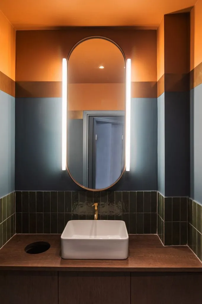 Здесь же можно увидеть глянцевую плитку из белой глины La Riviera Botanical Green от Equipe Ceramicas природного зеленого оттенка