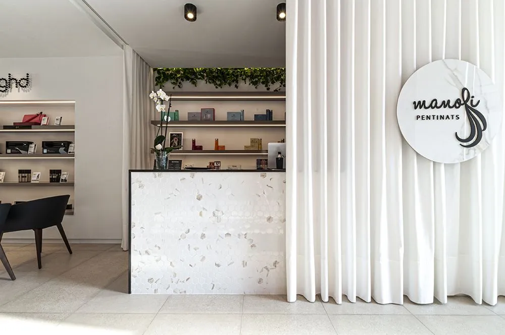 В настенной отделке, зоне ресепшен и для фасада использовалась мозаика Diamond Gold Brillo Mosaico.