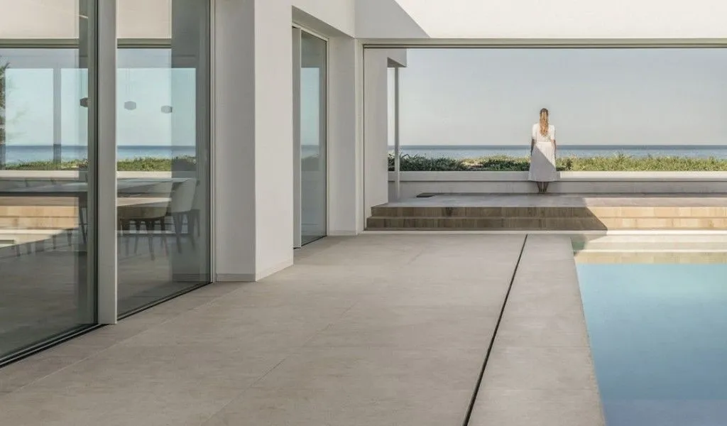 На фото плитка Coverlam Tempo формата 1000x3000 мм в отделке чаши бассейна