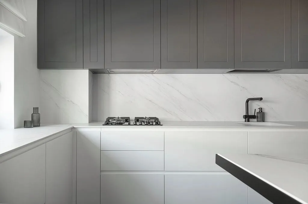 Крупноформатная плитка MDi бренда Inalco была выбрана для ванных комнат и гостиной, а также для оформления кухни.