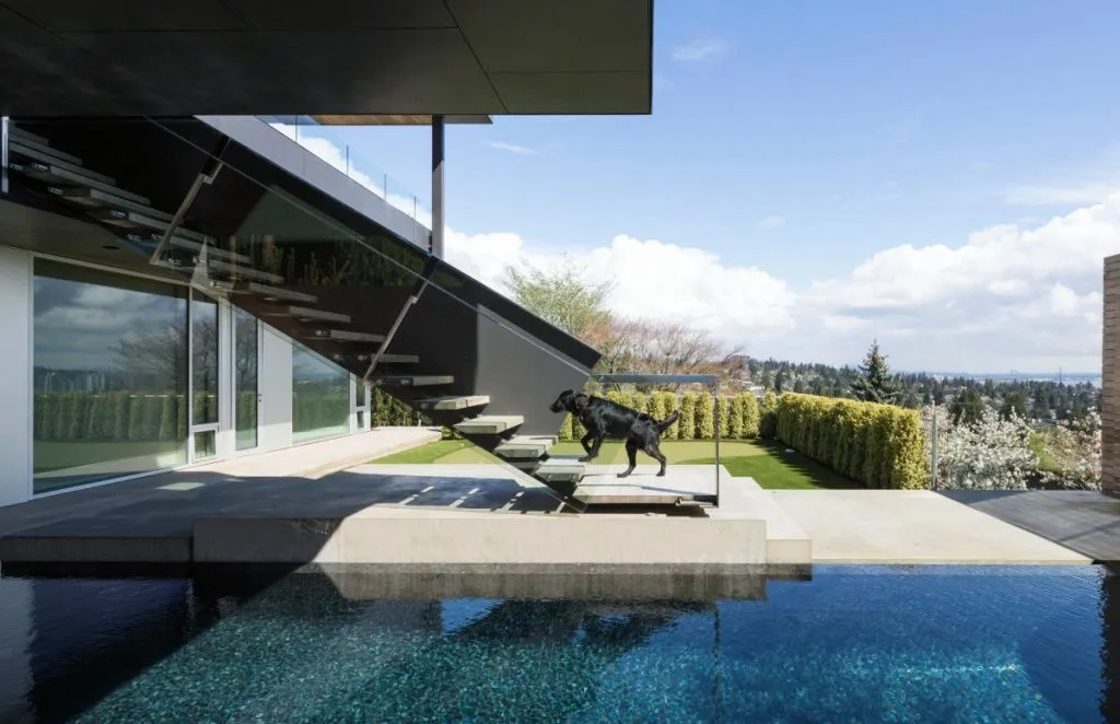 Особняк с очень индивидуальным стилем сочетает в себе архитектуру, дизайн и функциональность.