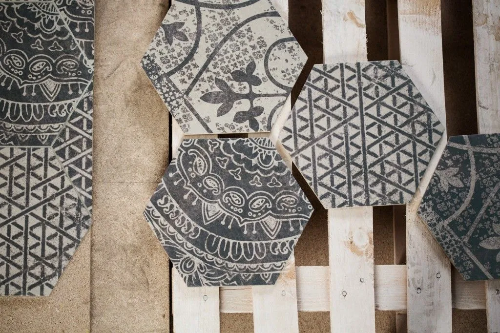 Еще экстравагантнее будет смотреться шестиугольная плитка крупного формата насыщенного глубокого оттенка.