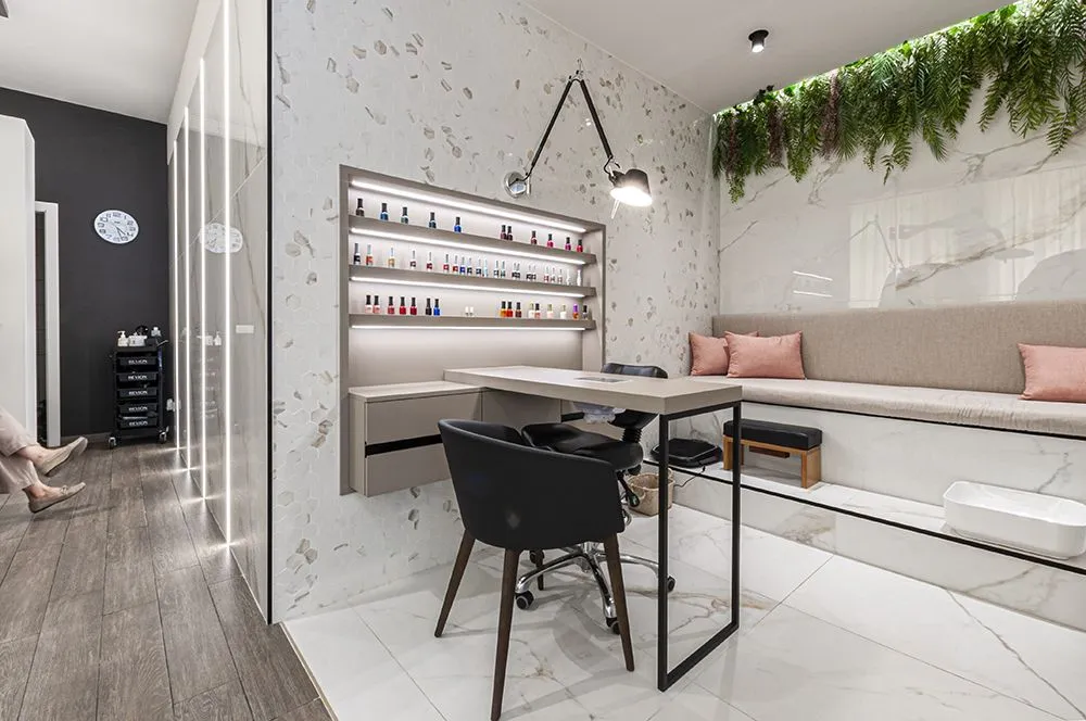 Салону красоты "Pentinats Manoli", расположенному в Кастельо-де-ла-Плана, потребовалось обновление интерьера, чтобы приспособиться к самым современным эстетическим тенденциям.