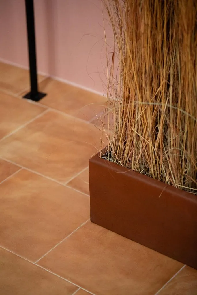 Напольная плитка VIVES, стилизованная под обожженную глину