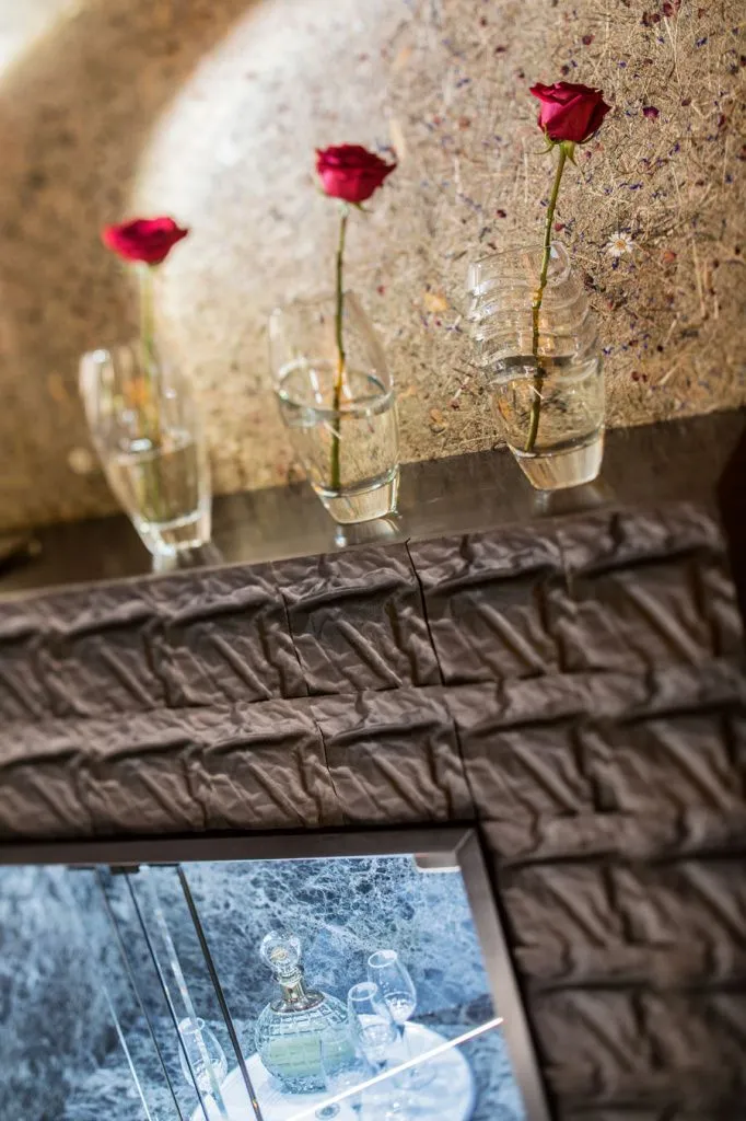 На фото комната отдыха "Un libro, una copa y una flor", проект O’Pazo Interiorismo