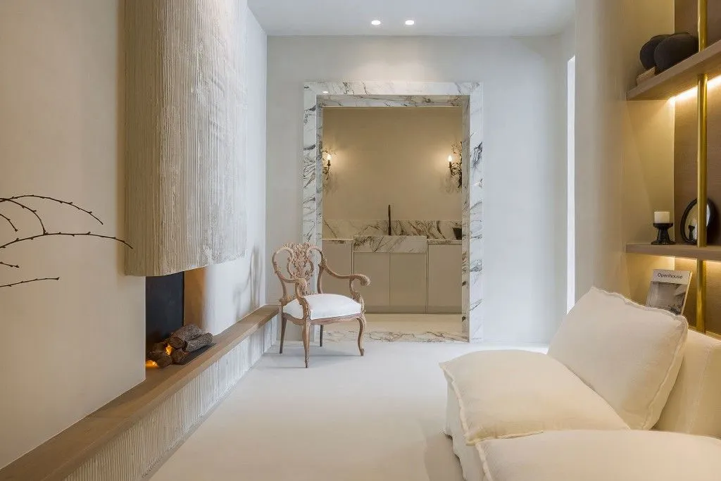 На фото комната «Recuerdo», созданная Estudio Querencia, использовавшей панель Calacatta Luxe.