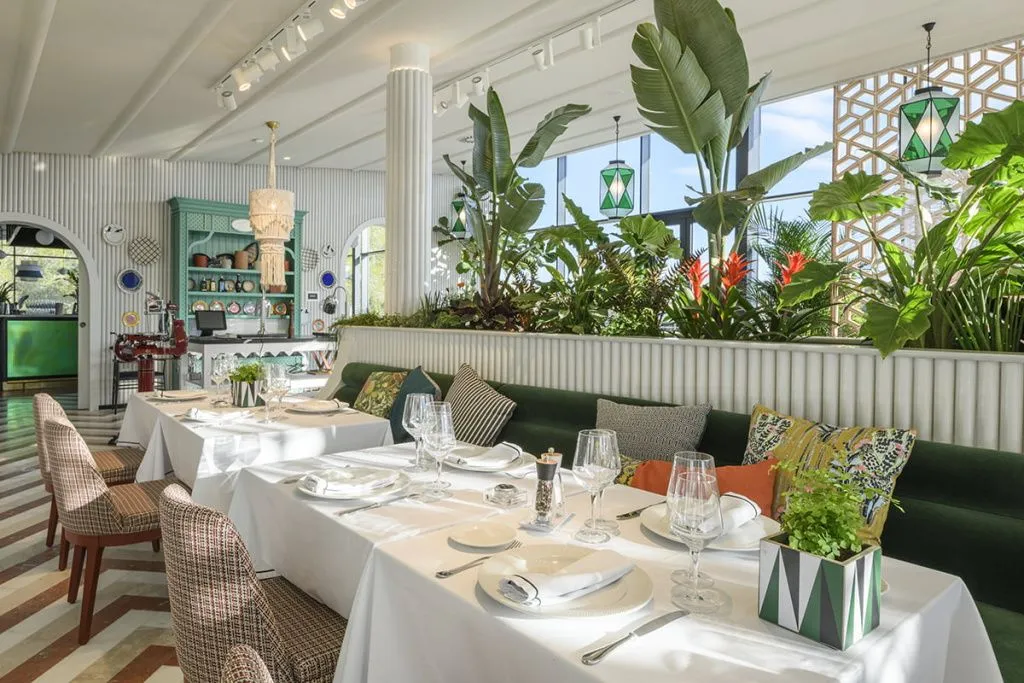 Для придания вертикальным поверхностям фактурности он использовал коллекцию Dynamic Arch от Natucer