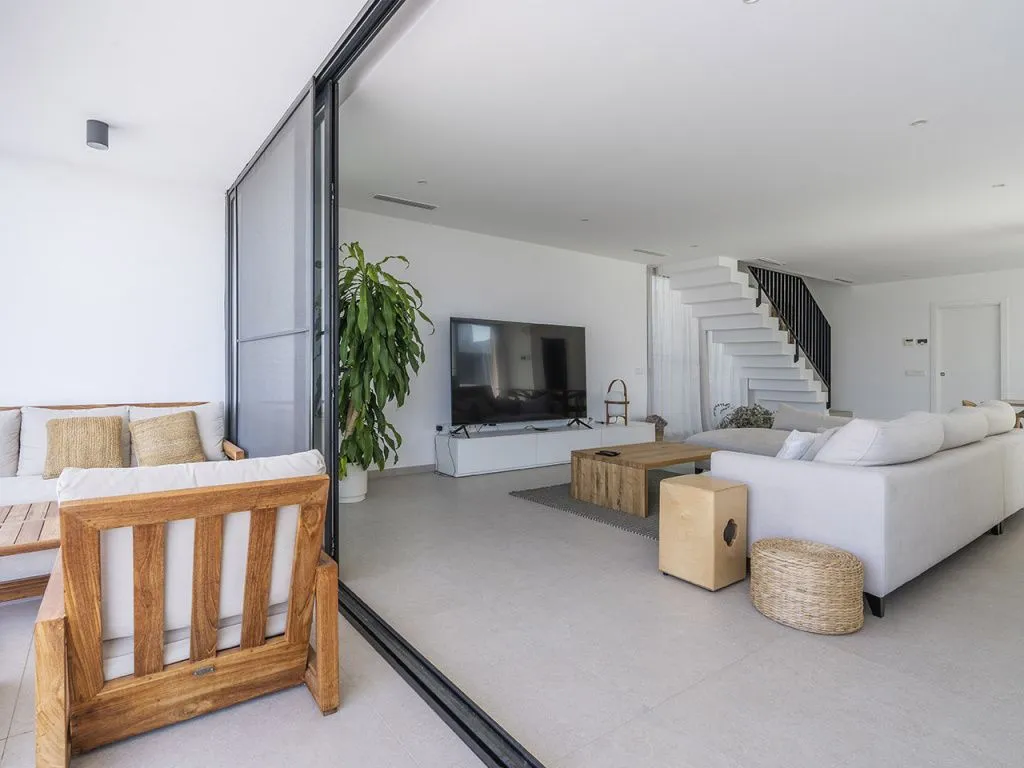 Расположенный в живописном месте южного побережья Испании дом, созданный по проекту Viraje Arquitectura