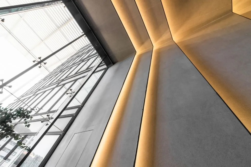 Свое название Edificio Pórtico (Здание Портика) получило неслучайно.