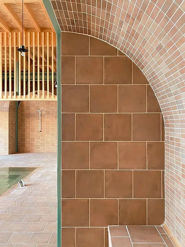 Коллекция Cotto Nature (NATUCER) c фактурой обожженной глины в отделке зоны бассейна