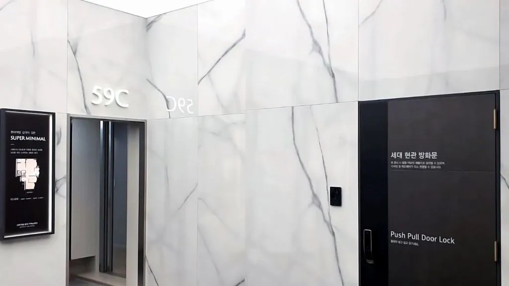 Мраморная плитка Newbury с голубоватыми и бронзовыми прожилками