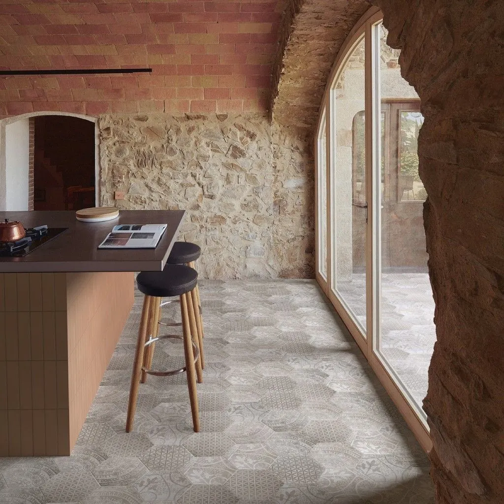 Большой отклик во внутренней и наружной отделке нашли имитации камня, мрамора, дерева и цемента в исполнении керамики "пчелиные соты".