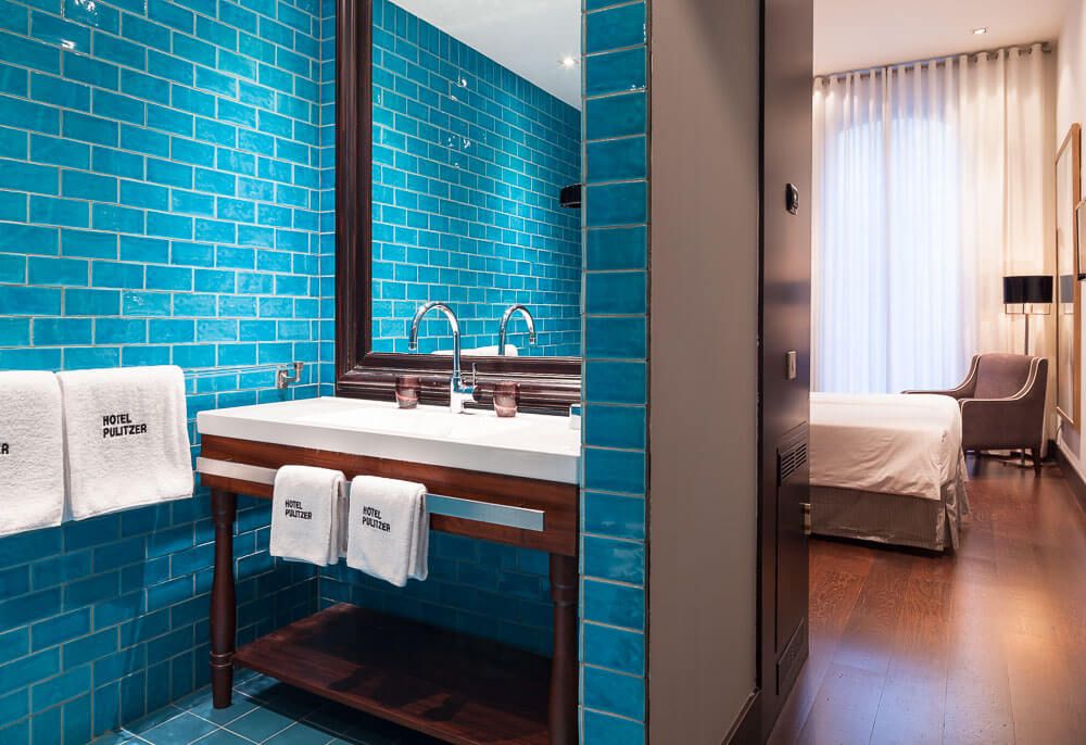 Прямоугольная голубая плитка в дазайне ванной комнаты отеля «Pulitzer»