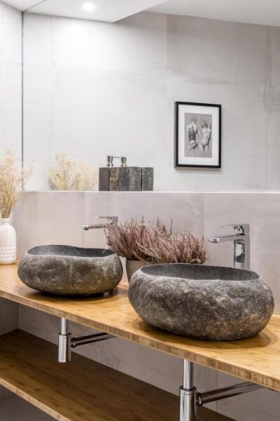 Натуральный камень является основным элементом зоны душевой в ванной комнате.