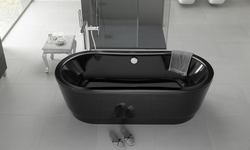 Отдав предпочтение ванне черной расцветки, вы сделаете ее акцентной в интерьере.
