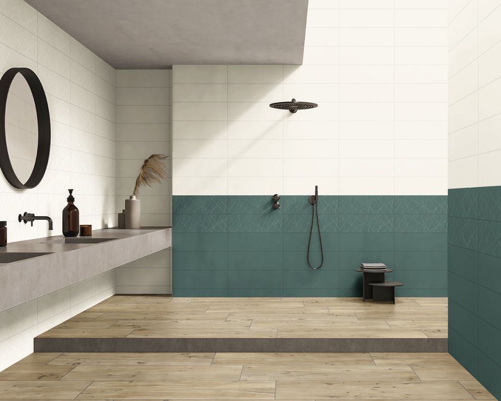 Чёрная матовая сантехника и цветные стены создают яркий контраст в ванной