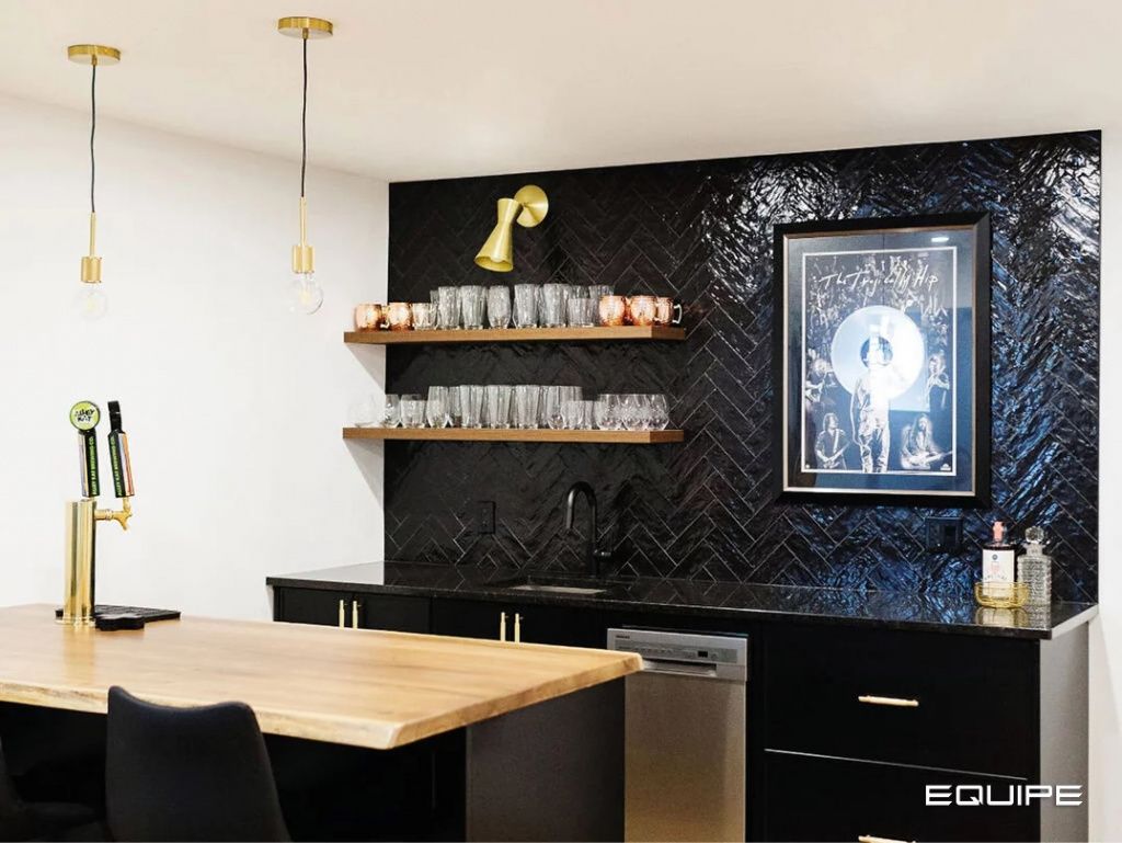 Плитка Mallorca черного цвета бренда Equipe Ceramicas (Испания) была выбрана для обустройства фартука в зоне бара.