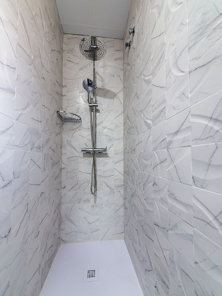 Для ванной комнаты и, в частности, для душа была выбрана настенная модель "под мрамор"