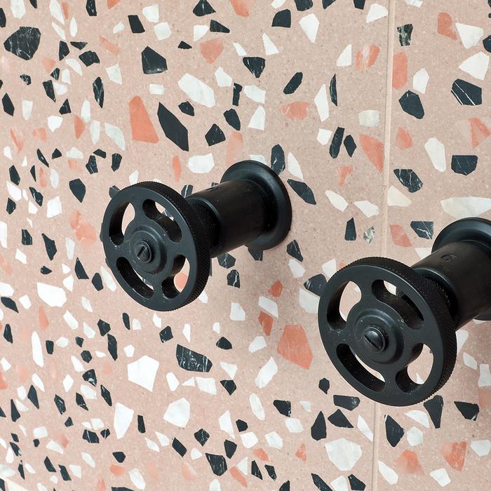 Облицовочные покрытия серии Medley бренда Ergon в формате 60х60 см были выбраны для обустройства пола и настенной отделки ванной комнаты.