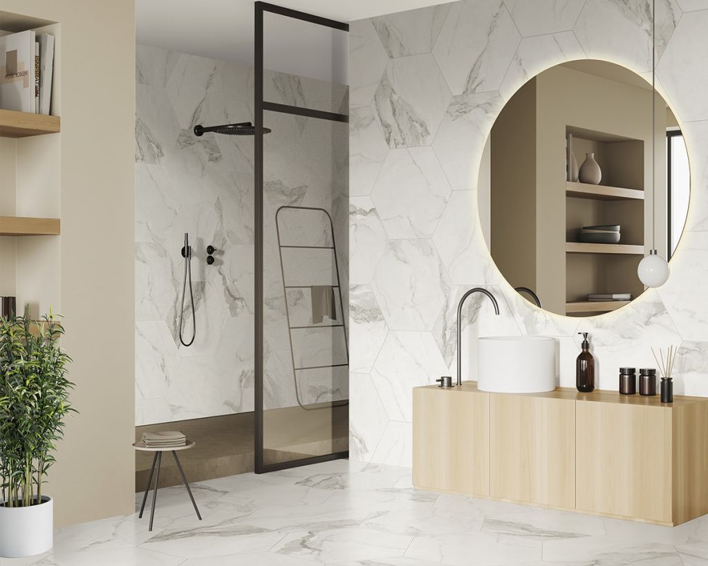 Керамика в имитации мрамора идеально подходит для ванных комнат в классическом стиле