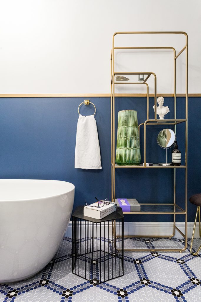 На фото ванная комната, спроектированная в студии Nobohome - дизайнерский пол из мозаики Hexágonos