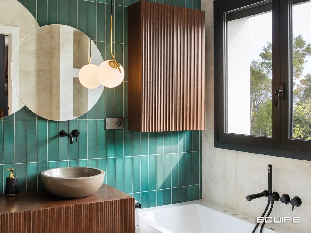 Студия Ritual Life Style разработала проект этой ванной с изумрудно-зеленым цветом, сделав его акцентным в оформлении.