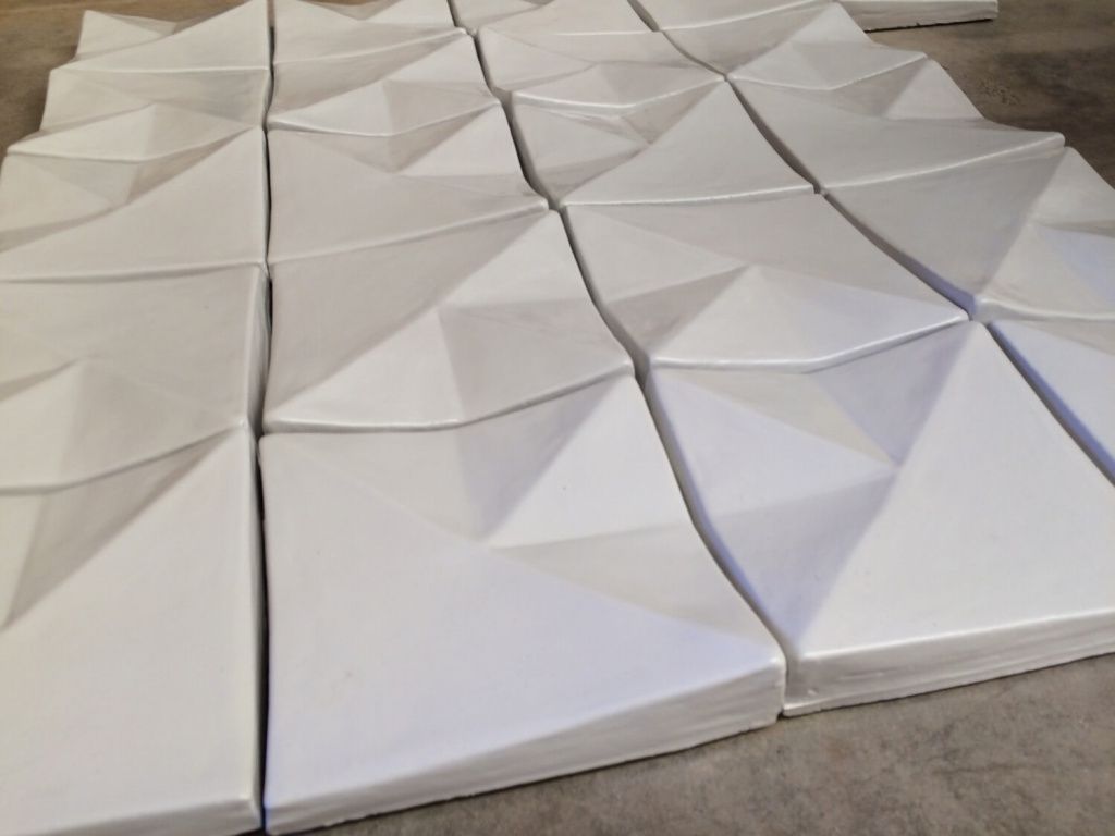 На фабрике Art Antic l'Alcora изготавливается рельефная плитка белого цвета для частных или общественных проектов