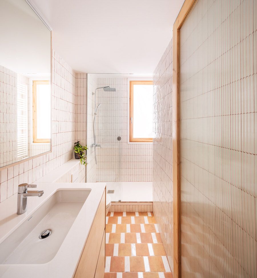 В ванных комнатах для настенной отделки использовались плитка белой расцветки