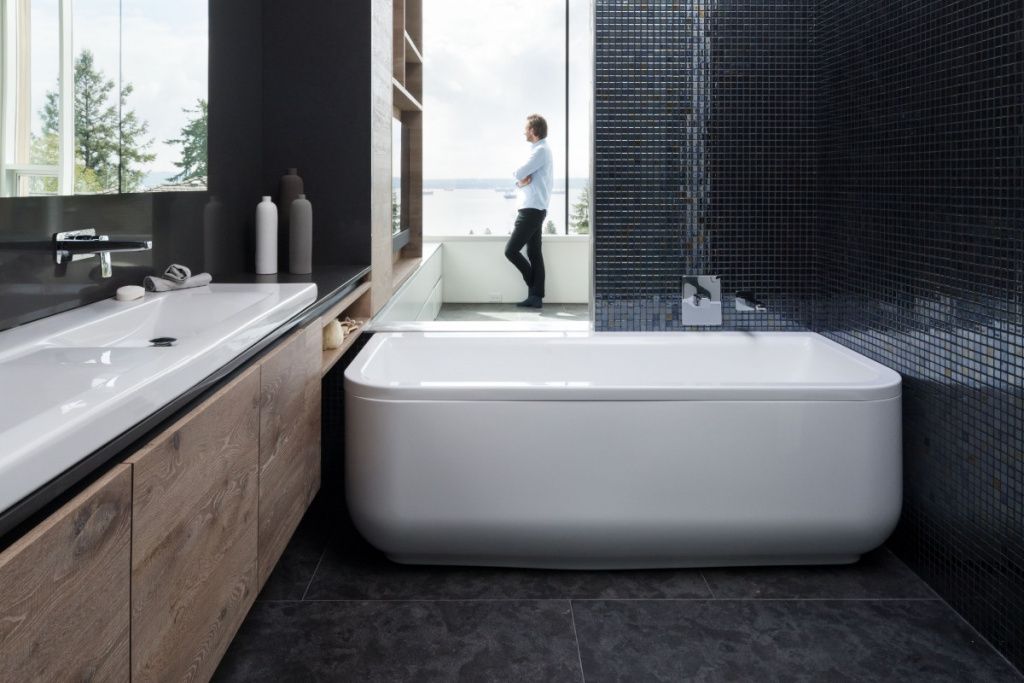 Для достижения успеха в своем проекте специалисты студии решили использовать мозаику бренда Ezarri как в открытом бассейне, так и в ванных комнатах.
