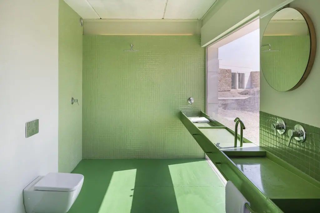 Ванная комната в гостинице «Rural» оформлена зелёной мозаикой Hisbalit