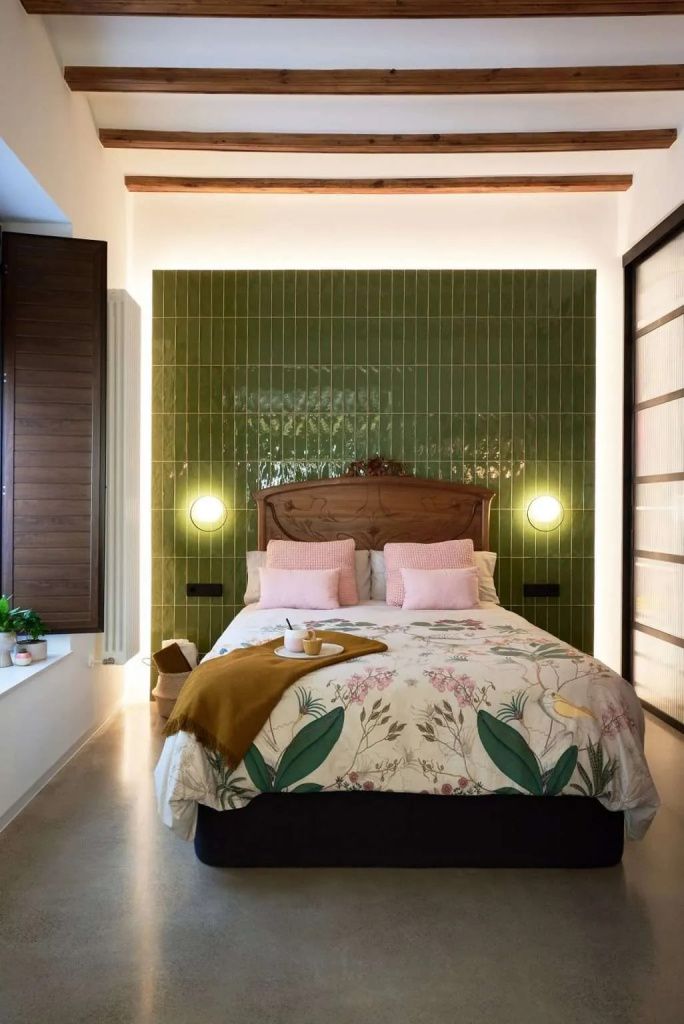 Изголовье кровати облицовано оливкой плиткой Decocer