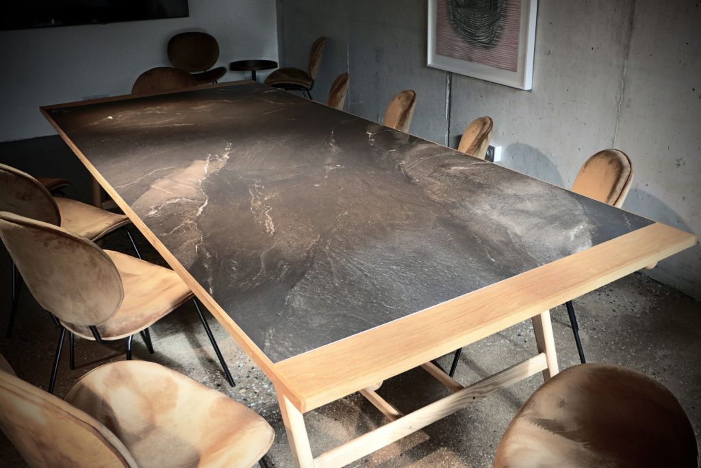Эффектный стол ручной работы с керамогранитом Ironstone
