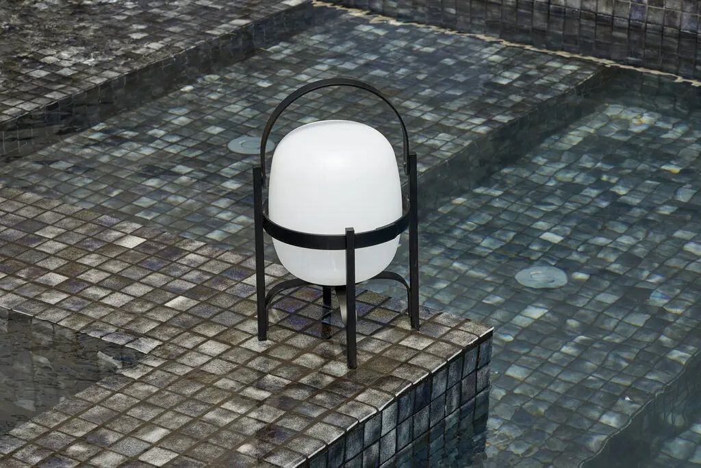 Дизайн бассейна решен с помощью экологически чистой мозаики глубокой черной расцветки, обеспечившей один из самых привлекательных акцентов.