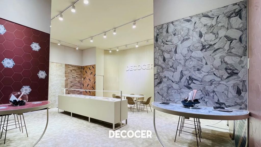 Выставочный стенд компании Decoder, окруженный целой галереей керамических сокровищ